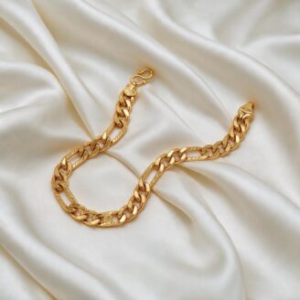 alt="figaro chain gold bracelet"