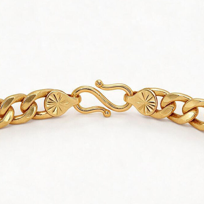alt="figaro chain gold bracelet"