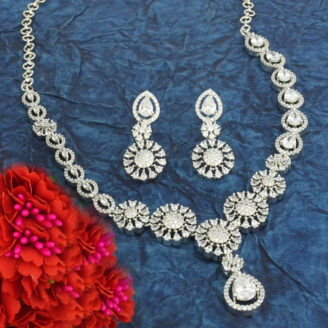 Modern White Gold-Plated Necklace – Stylish Ensemble