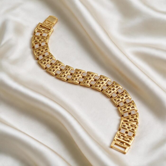 alt="link gold bracelet"